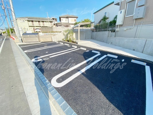 藤沢市亀井野のアパートの駐車場