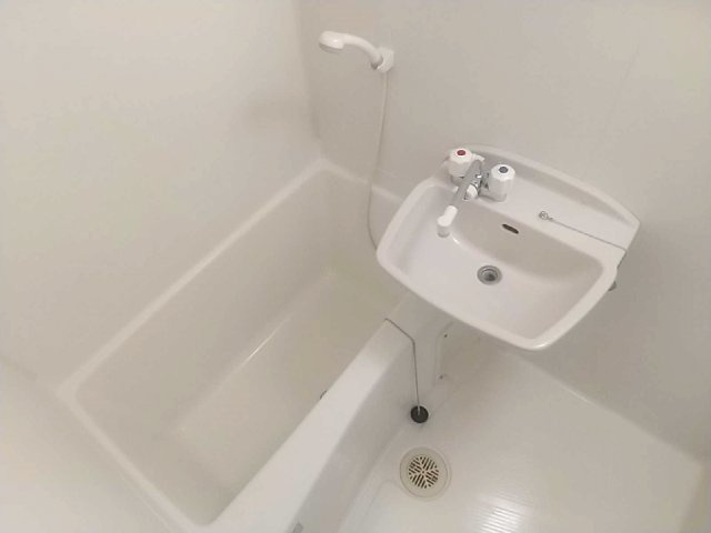レオパレスエスペランサＣの浴室|コンパクトで使いやすいお風呂です