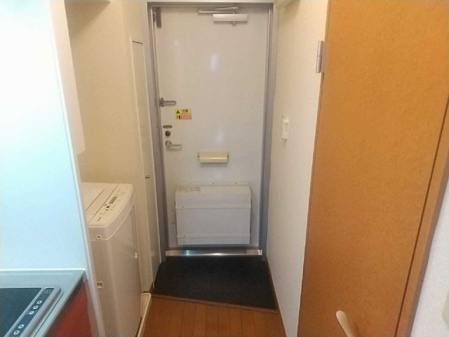 レオパレスエスペランサＣの玄関|明るい玄関です