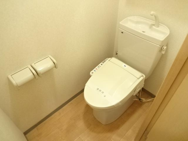 ウォーターミル伍番館のトイレ|シャワー付トイレ