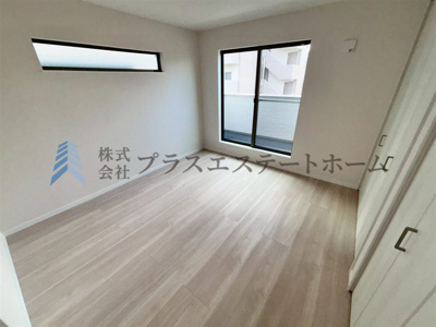 【洋室】 | 須磨区行幸町1丁目新築戸建 | 木目調のフローリング材でナチュラルな見た目のため暖かく落ち着いた雰囲気のお部屋です♪
