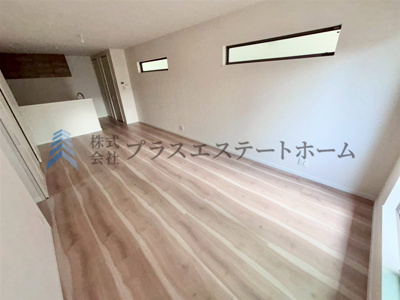 【居間・リビング】 | 須磨区行幸町1丁目新築戸建 | リビングダイニングを見渡せる対面仕様のキッチン♪ご家族と会話を楽しみながら作業ができます♪
