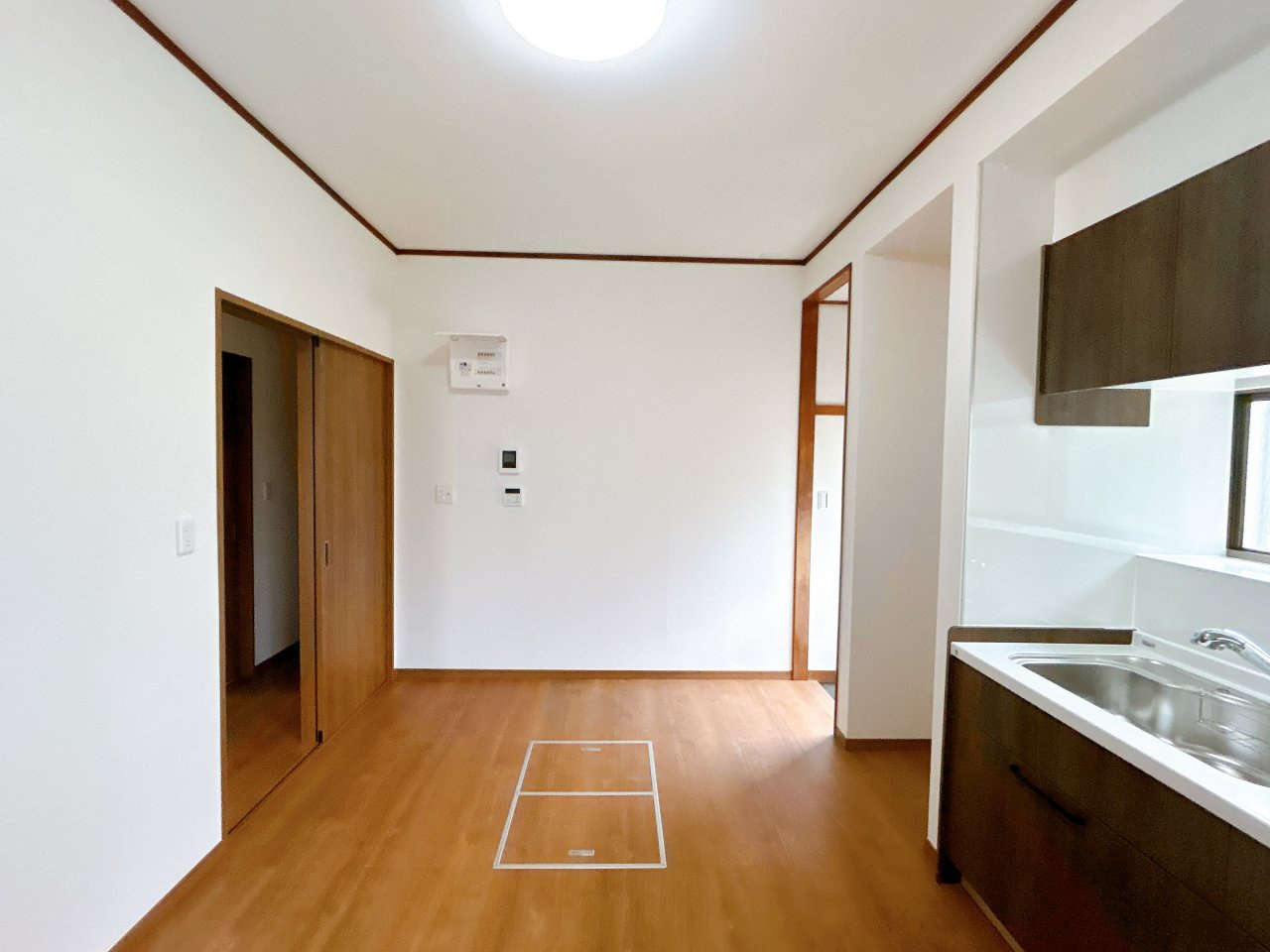中古戸建　西白河郡泉崎村大字関和久字八雲神社　のキッチン|約10帖あるダイニングキッチンはダイニングテーブルを設置してもゆとりがあります！