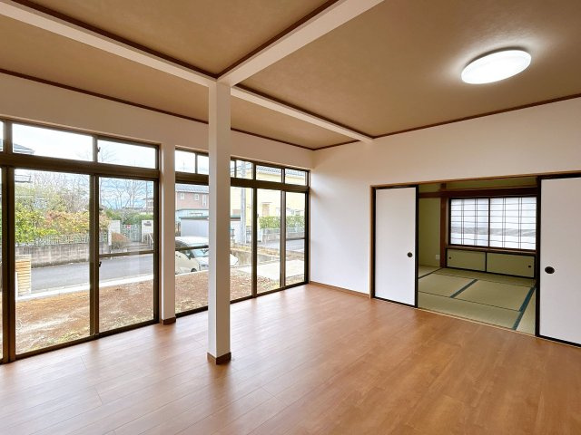 中古戸建　西白河郡泉崎村大字関和久字八雲神社　の居間・リビング|太陽の日差しが気持ちの良いリビングは広々としているので家具を設置してもゆとりがあります！