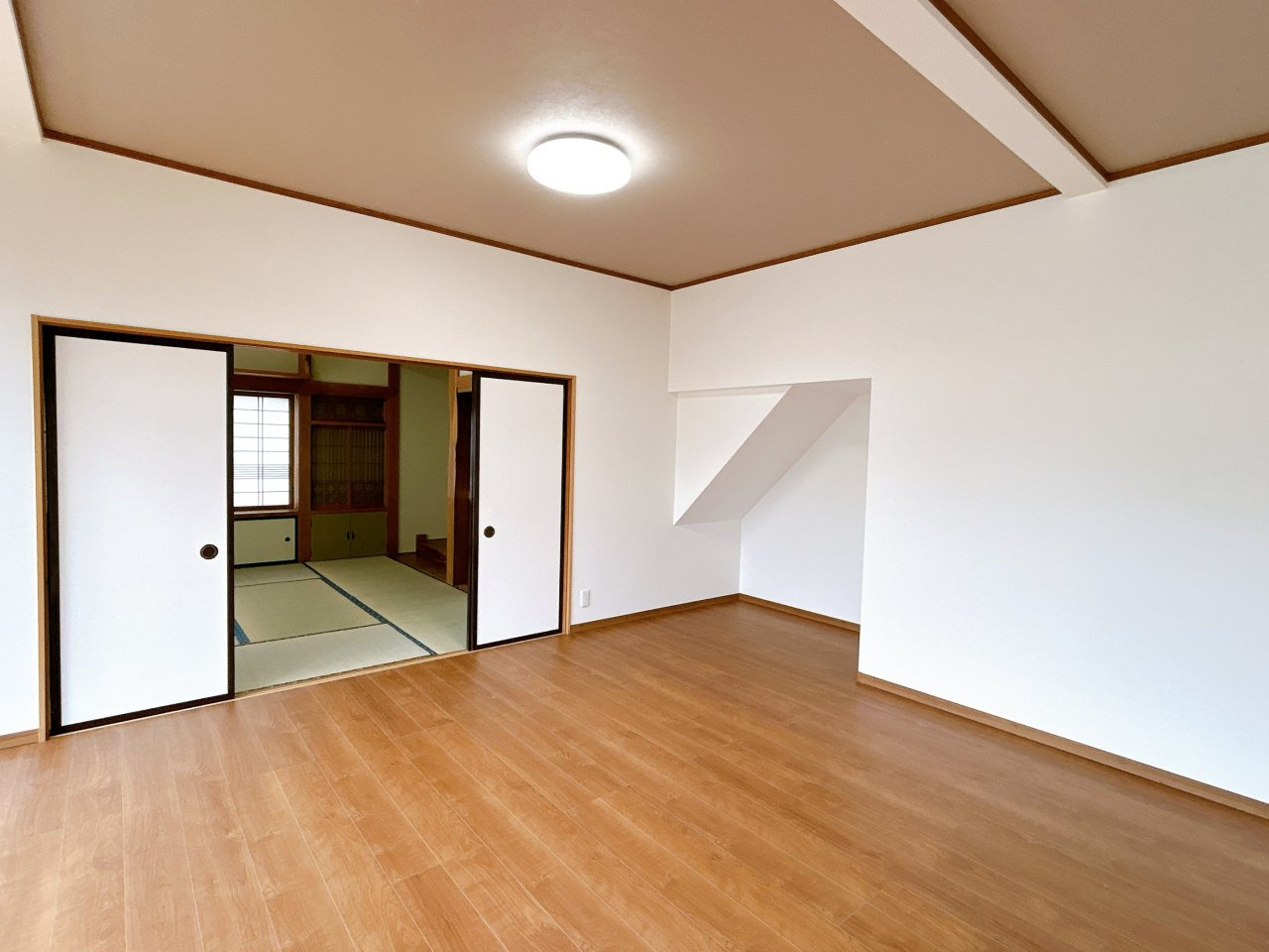 中古戸建　西白河郡泉崎村大字関和久字八雲神社　の居間・リビング|広々としたリビング！ゆとりのあるスペースで自然と家族が集まる空間です！