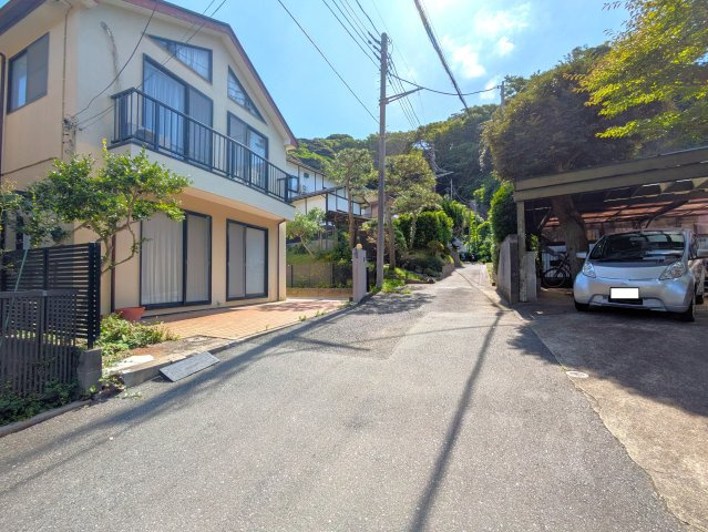海まで徒歩9分！ 勾配天井ロフト付　４LDKの前面道路含む現地写真|前面道路