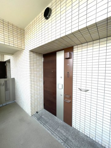 アルファステイツ高知駅前の玄関|重厚感のある玄関ドアです。