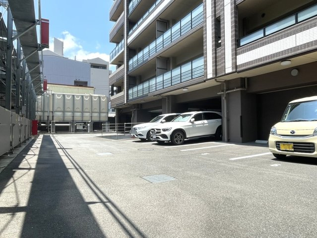 クレアホームズ高知本町　ザ・パークフロントの駐車場|平面駐車場は１６台分あります。空き区画発生時に抽選により使用者を決定します。