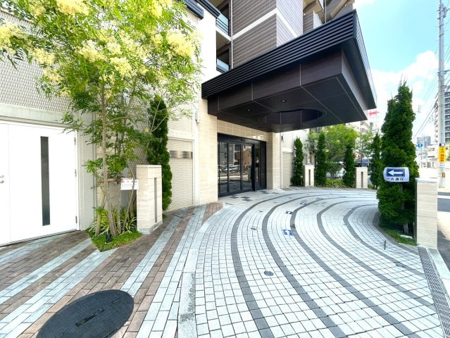 クレアホームズ高知本町　ザ・パークフロントの外観|エントランス前には送迎に便利な乗降スペースを設けています。