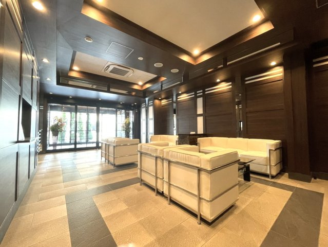 クレアホームズ高知本町　ザ・パークフロントのその他共用部分|落ち着いた雰囲気に包まれたエントランスホール。