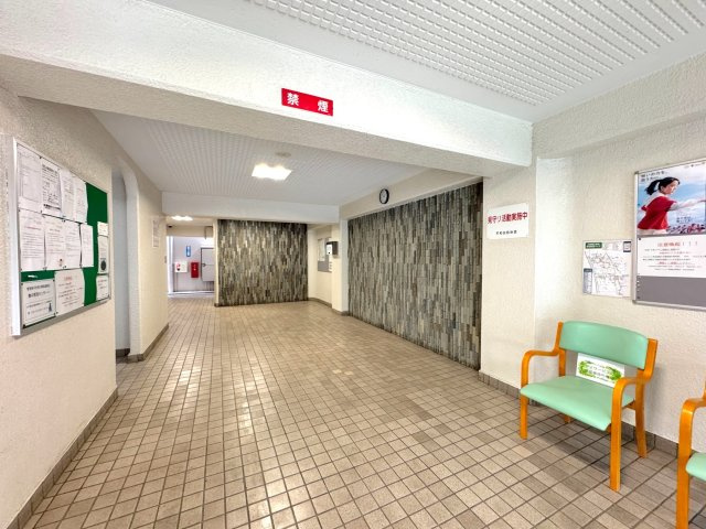 大宮平和台マンションＡ棟のエントランス|エントランスホール
清潔に保たれたエントランスホール。広々とした落ち着きのある空間で、住まう方やゲストを心地よく迎え入れます。