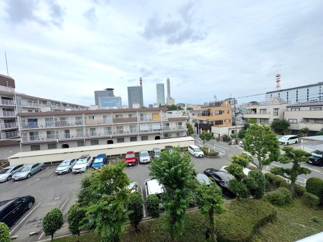 大宮平和台マンションＡ棟の展望|眺望
バルコニーからの眺望。高い建物が隣接しておらず、心地よい風と開放的な空が広がる見晴らしの良い景観です。
