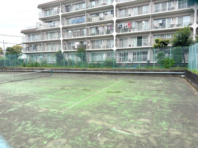 大宮平和台マンションＡ棟のその他共用部分|テニスコート
敷地内の共用施設（テニスコート）。敷地内で手軽にスポーツや運動を楽しめる、緑豊かな心地よい住環境です。
