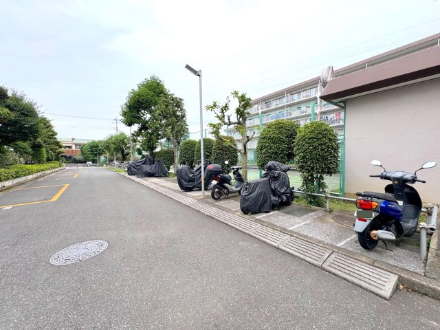 大宮平和台マンションＡ棟のその他共用部分|バイク置き場
敷地内バイク置き場。愛車の保管も安心のスペースです（空き状況・サイズ要確認）。