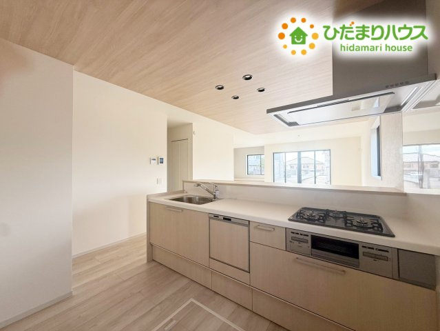 ひたちなか市高場1期　新築戸建　1号棟のキッチン|3口コンロでお料理する時間も短くなりそうですね(*‘∀‘)