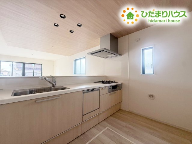ひたちなか市高場1期　新築戸建　1号棟のキッチン|カウンターは少し高くなってますので、手元が隠れて来客からは見えにくくなってます♪