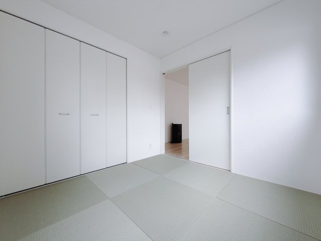 【中古戸建】邑楽郡大泉町大字吉田の和室|■和室｜「続き間の和室」は子育て世代にこそ適しています。お子様のお昼寝スペースや、洗濯物をたたむのに便利です。客間やリビングの延長としても使えます。