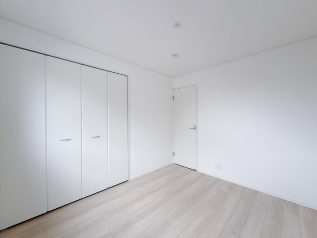 【中古戸建】邑楽郡大泉町大字吉田の洋室|■洋室｜ほっと安らぐ落ち着いたナチュラルな色合い。お部屋も心もやさしいぬくもりに包まれます。明るい日差しが降り注ぐお部屋に、居心地の良さを感じます♪