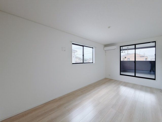 【中古戸建】邑楽郡大泉町大字吉田の洋室|■洋室｜バルコニーにも出られる2階の一室♪お勉強などに疲れたら気晴らしもできますね♪収納も大容量で、お部屋がいつでもスッキリ片付きます＊。