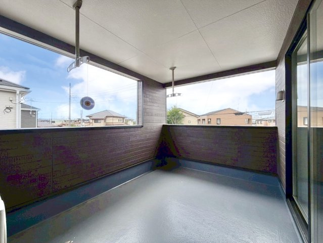 【中古戸建】邑楽郡大泉町大字吉田のバルコニー|■バルコニー｜ワイドバルコニーは、溜め込んでしまったお洗濯物を一気に干すことができるくらいのスペースがあります。二部屋から出入り可能なのでお布団などもラクラク干せますね♪