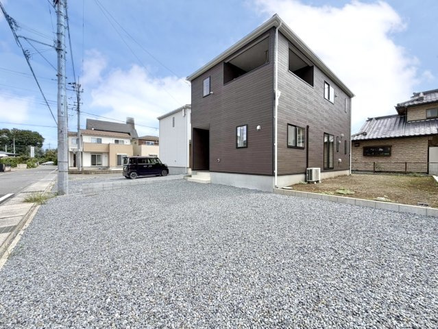 【中古戸建】邑楽郡大泉町大字吉田の外観|■外観｜広々とした駐車スペースで楽々3台以上駐車可能！お買い物後もスムーズにお荷物を運べます♪