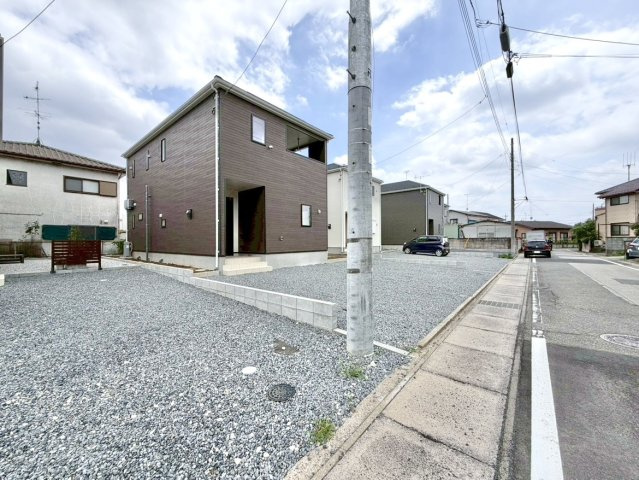 【中古戸建】邑楽郡大泉町大字吉田の外観|■外観｜周囲の見渡しが良く、車の出入りの際も安全確認がしやすいため、小さなお子様がいるご家庭でも安心です♪