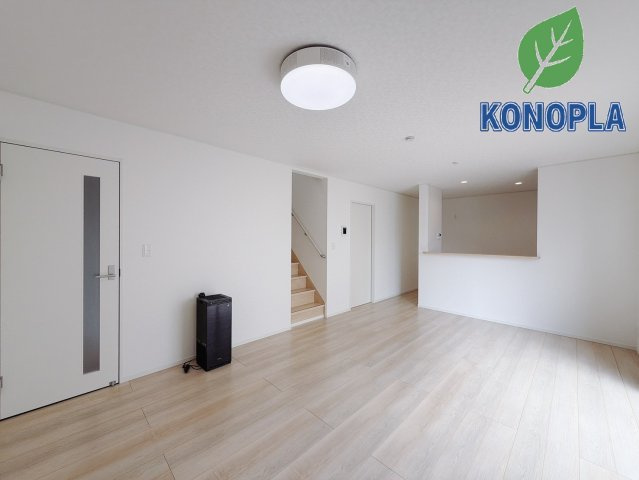 【中古戸建】邑楽郡大泉町大字吉田の居間・リビング|■リビング｜こちらのプランは人気のリビング階段！必ずリビングに皆が顔を合わせる仕様になっていますので、家族とのコミュニケーションがとりやすく絆が深まります(*^^*)