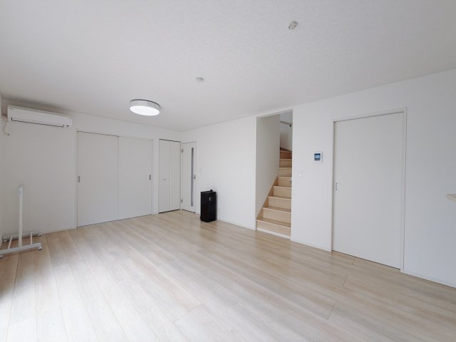 【中古戸建】邑楽郡大泉町大字吉田の居間・リビング|■リビング｜家族でゆったりくつろげる、居心地の良いリビング♪賃貸と違って、テレビや音楽の音を気にしなくて良いことが嬉しいですね(*＾＾*)