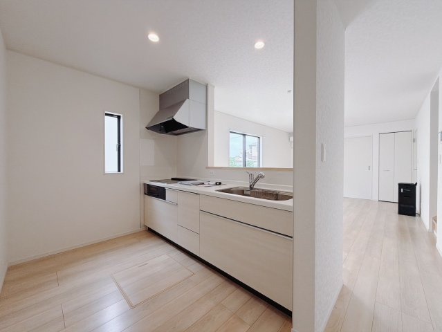 【中古戸建】邑楽郡大泉町大字吉田のキッチン|■キッチン｜お料理ができたら「これ運んで～♪」と手渡しが出来ます。対面キッチンなのでリビングと一体感があり、広々とした空間の中で楽しく食事やお菓子作りが出来ますね♪