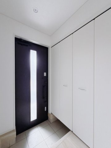 【中古戸建】邑楽郡大泉町大字吉田の玄関|■玄関｜急な来客時にもすぐに物がしまえるので便利です。「いつもキレイな玄関だね」とお友達やご近所さんに羨ましがられると気分も上がります♪