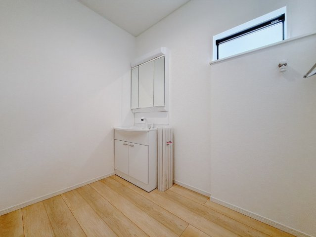 【中古戸建】邑楽郡大泉町大字吉田の独立洗面台|■洗面室｜洗濯機を置いてもゆとりある広さの洗面脱衣室です♪三面鏡の洗面化粧台なので身支度もしやすくおしゃれが好きな方にも嬉しい設計です♪窓があるので換気の際も楽ちんです♪