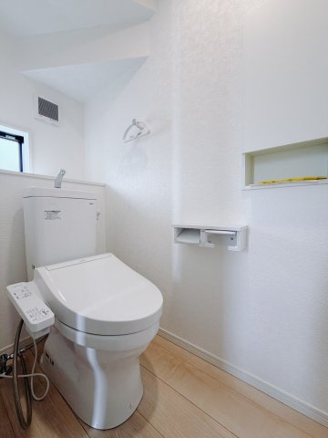 【中古戸建】邑楽郡大泉町大字吉田のトイレ|■トイレ｜1階と2階にトイレがございます♪壁には小物を置けるスペースがあるのでトイレットペーパーのストックを置いておくのにも便利です♪写真などを飾ってもおしゃれですね♪