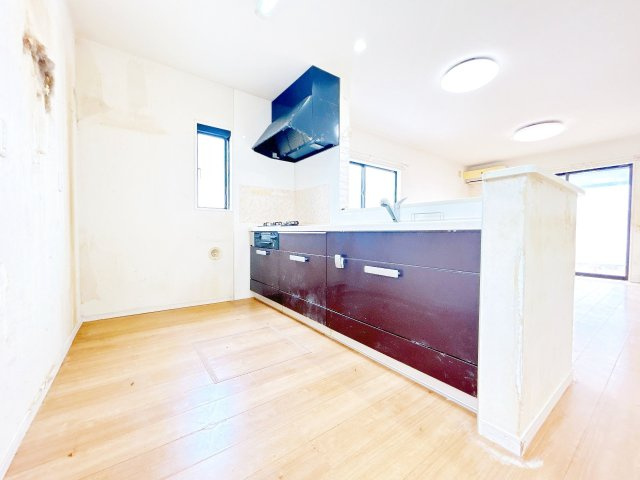 結城市大字結城　中古戸建のキッチン|【現況販売】キッチンの写真です。ガスコンロが設置されており、三口コンロなので料理もしやすく、お手入れもしやすい造りとなっております。