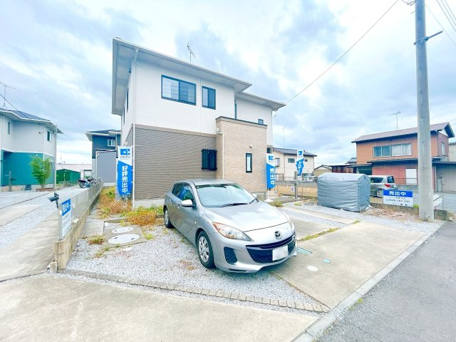 結城市大字結城　中古戸建の前面道路含む現地写真|【現況販売】外観別アングルの写真です。10～15年に一度は外壁屋根のメンテナンスをお勧めしております。