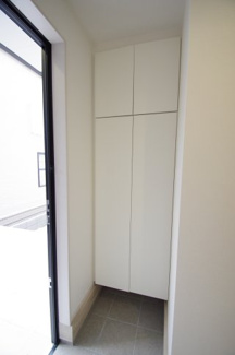 【内観：施工例】 | 【仲介手数料無料！！】八王子市北野台2丁目　新築戸建て（全1棟）1号棟　5399万円 | 玄関収納