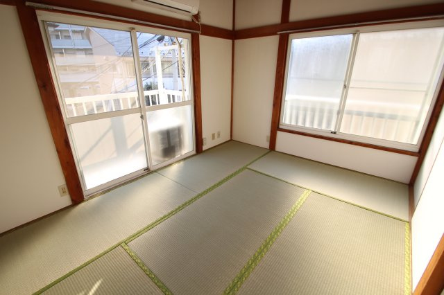 ハイツコウチの和室|2面採光で日当たり良好！