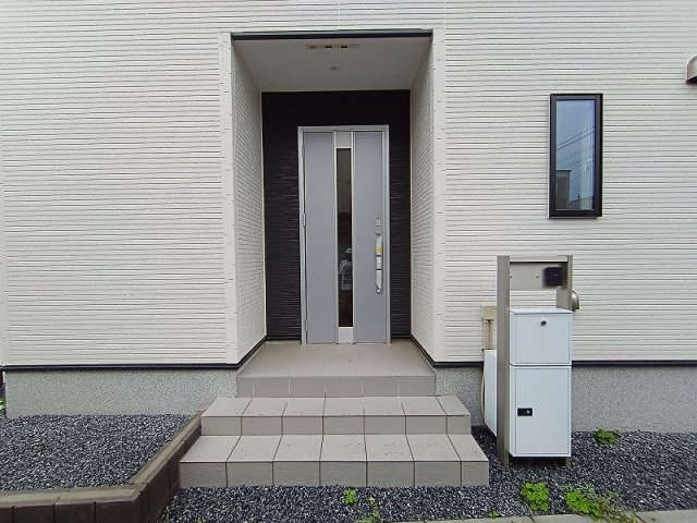 リナージュ高崎上並榎町1期新築の玄関|現地撮影