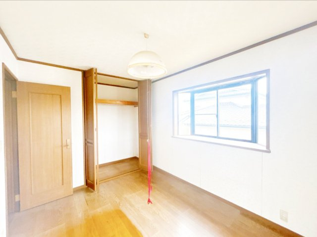 結城市大字江川新宿　中古戸建の洋室|【内外装リフォーム中7/4更新】2階東側洋室写真。フローリング重ね張、クロス張替、照明交換等行います。大きな収納がございますのでお部屋を広くお使いいただけます。