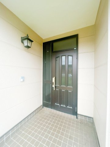 結城市大字江川新宿　中古戸建の玄関|【内外装リフォーム中7/4更新】玄関外部写真。外壁塗装、照明交換等行います。玄関はお家の顔となる部分、お客様が最初に目にする場所だからこそ、第一印象が大切ですね。
