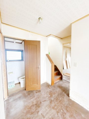 結城市大字江川新宿　中古戸建のその他|【内外装リフォーム中7/4更新】1階廊下写真。フローリング重ね張、クロス張替、照明交換等行います。
