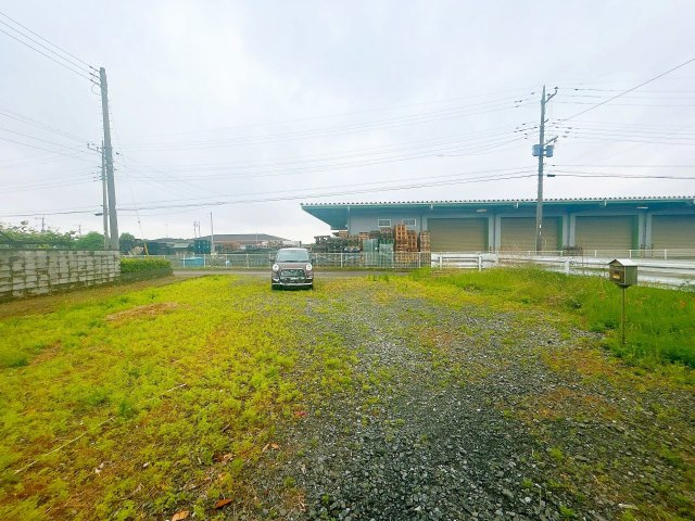 結城市大字江川新宿　中古戸建の駐車場|【内外装リフォーム中7/4更新】駐車スペース写真。土地119坪ございますので、お車を多くお持ちの方や大きなお車をお持ちの方もゆったりとお停めいただけます。