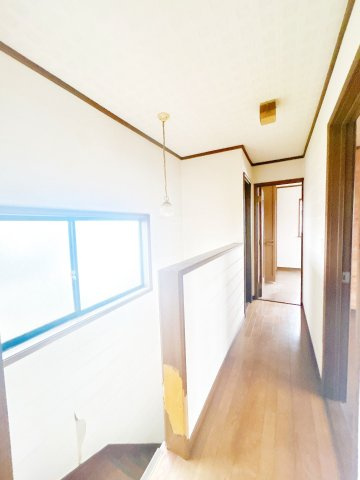 結城市大字江川新宿　中古戸建の内装|【内外装リフォーム中7/4更新】2階廊下写真。フローリング重ね張、クロス張替、照明交換等行います。