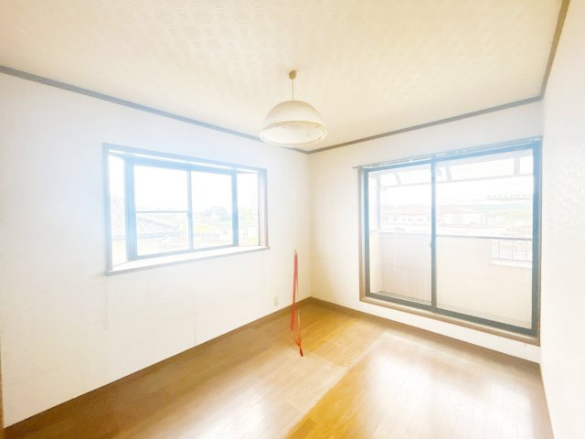 結城市大字江川新宿　中古戸建の洋室|【内外装リフォーム中7/4更新】2階東側洋室写真。フローリング重ね張、クロス張替、照明交換等行います。二面採光なので明るい空間になっております。