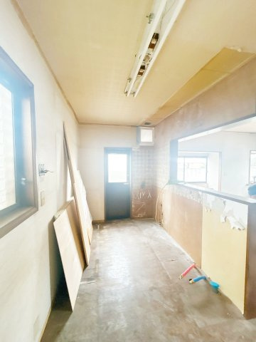 結城市大字江川新宿　中古戸建の居間・リビング|【内外装リフォーム中7/4更新】リビング写真。フローリング重ね張、クロス張替、照明交換等行います。窓が多く明るい空間になっております
