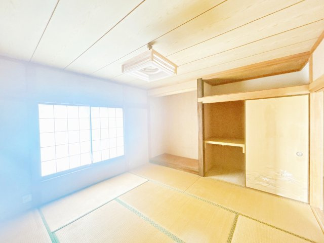 結城市大字江川新宿　中古戸建の和室|【内外装リフォーム中7/4更新】1階和室写真。畳表替え、襖・障子張替、照明交換等行います。南向きで陽当たりがいいので、ゴロンと横になりたいときには嬉しい空間です。