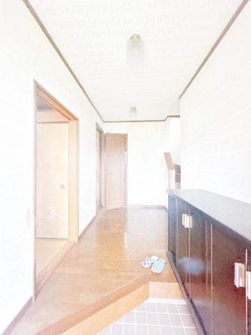 結城市大字江川新宿　中古戸建の玄関|【内外装リフォーム中7/4更新】玄関写真。シューズボックスもございますのでご家族みんなの靴もスッキリ片付きますね。