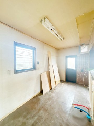 結城市大字江川新宿　中古戸建のキッチン|【内外装リフォーム中7/4更新】キッチン写真。キッチン新品交換、フローリング重ね張、クロス張替、照明交換等行います。キッチン背面には収納を置けるスペースがございます。
