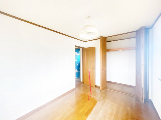 結城市大字江川新宿　中古戸建の洋室|【内外装リフォーム中7/4更新】2階東側洋室写真。フローリング重ね張、クロス張替、照明交換等行います。