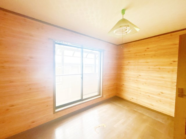 結城市大字江川新宿　中古戸建の洋室|【内外装リフォーム中7/4更新】】2階中央洋室写真。フローリング重ね張、クロス張替、照明交換等行います。掃き出しの窓から南側のベランダに出ることができます。