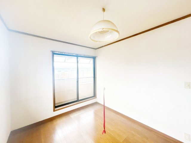 結城市大字江川新宿　中古戸建の洋室|【内外装リフォーム中7/4更新】階東側洋室写真。フローリング重ね張、クロス張替、照明交換等行います。掃き出しの窓が南側にございますので明るい空間になっております。